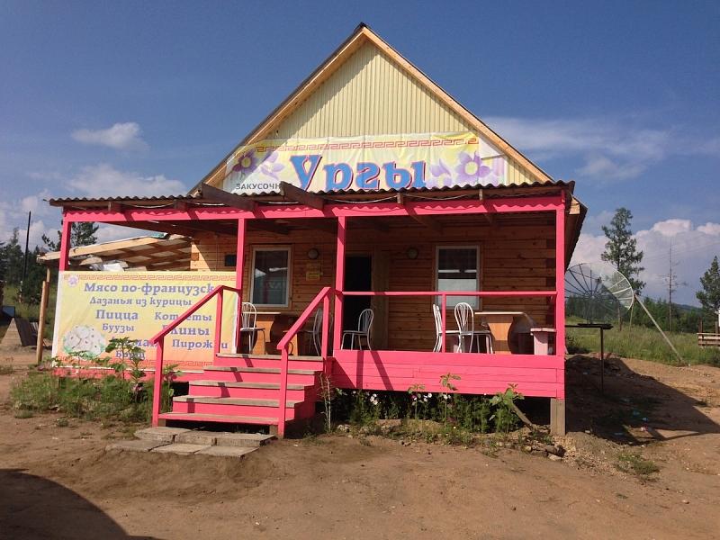 Mitten im Nirgendwo steht ein Holzhaus, das eine Raststätte ist