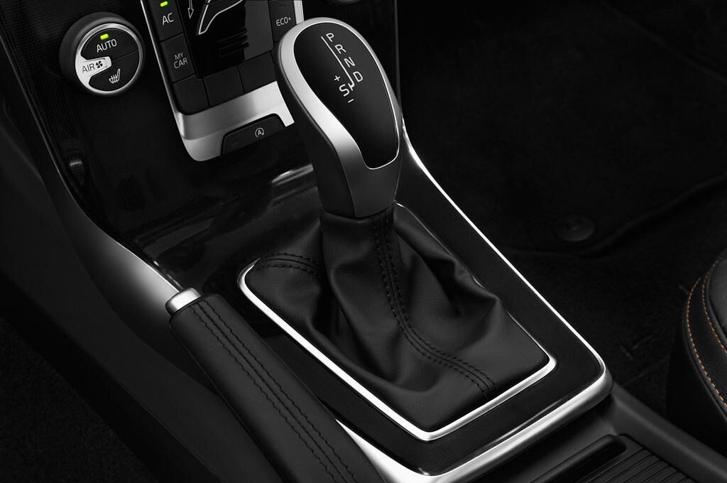 Volvo V40 Cross Country (Baujahr 2017) - 5 Türen Schalthebel