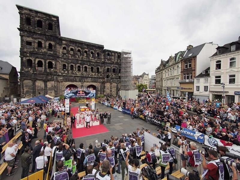 Rallye Deutschland-Siegerehrung vor der Porta Nigra in Trier.