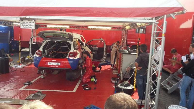 Ex-Formel 1-Star Kubica in seiner Box.