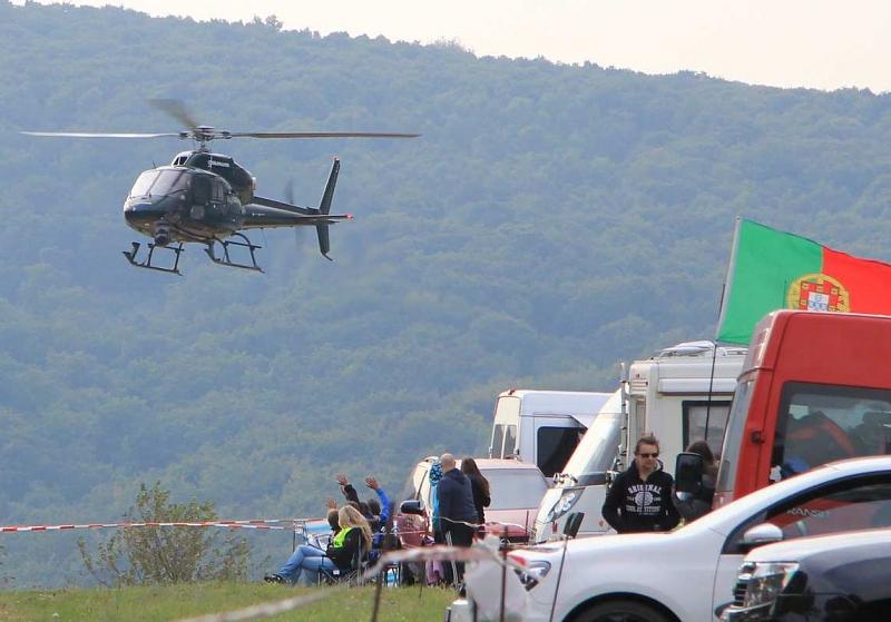 Eine Rallye wird von zahllosen und vor allem tief fliegenden Hubschraubern begleitet.