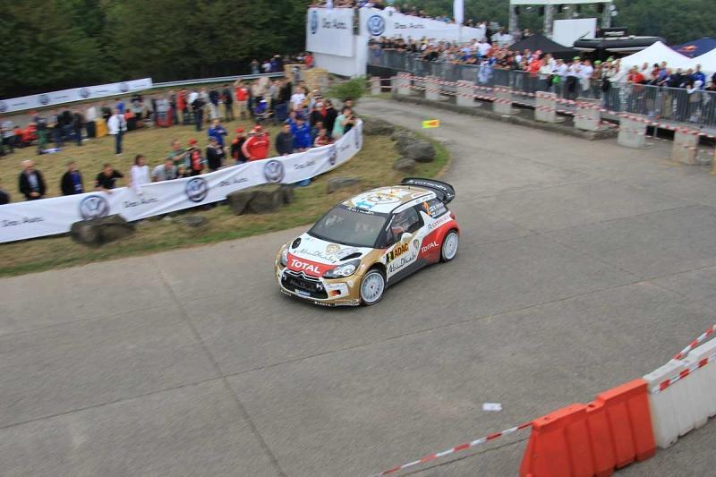 Der Finne Mikko Hirvonen auf der Panzerplatte.