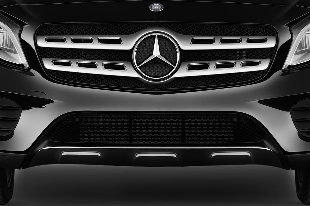 Mercedes GLA (Baujahr 2017) AMG Line 5 Türen Kühlergrill und Scheinwerfer