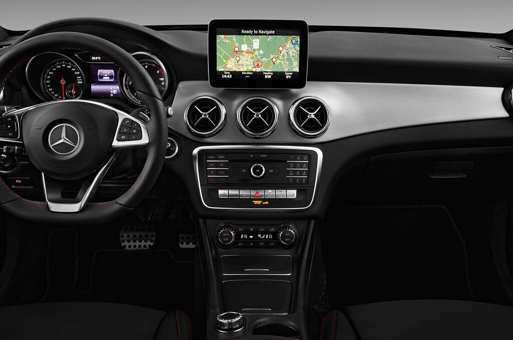 Mercedes GLA (Baujahr 2017) AMG Line 5 Türen Mittelkonsole