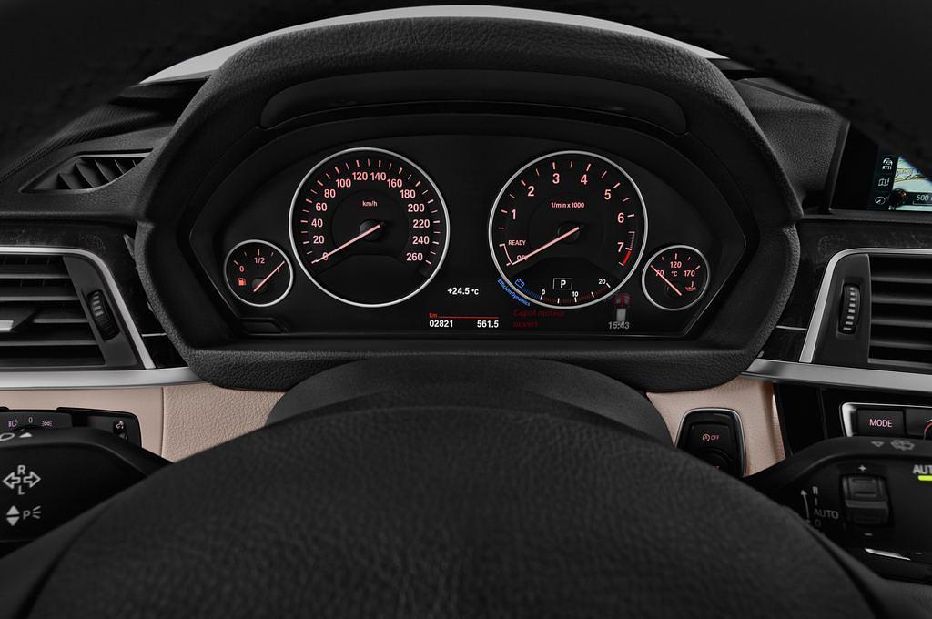BMW 3 Series Touring (Baujahr 2017) Luxury Line 5 Türen Tacho und Fahrerinstrumente