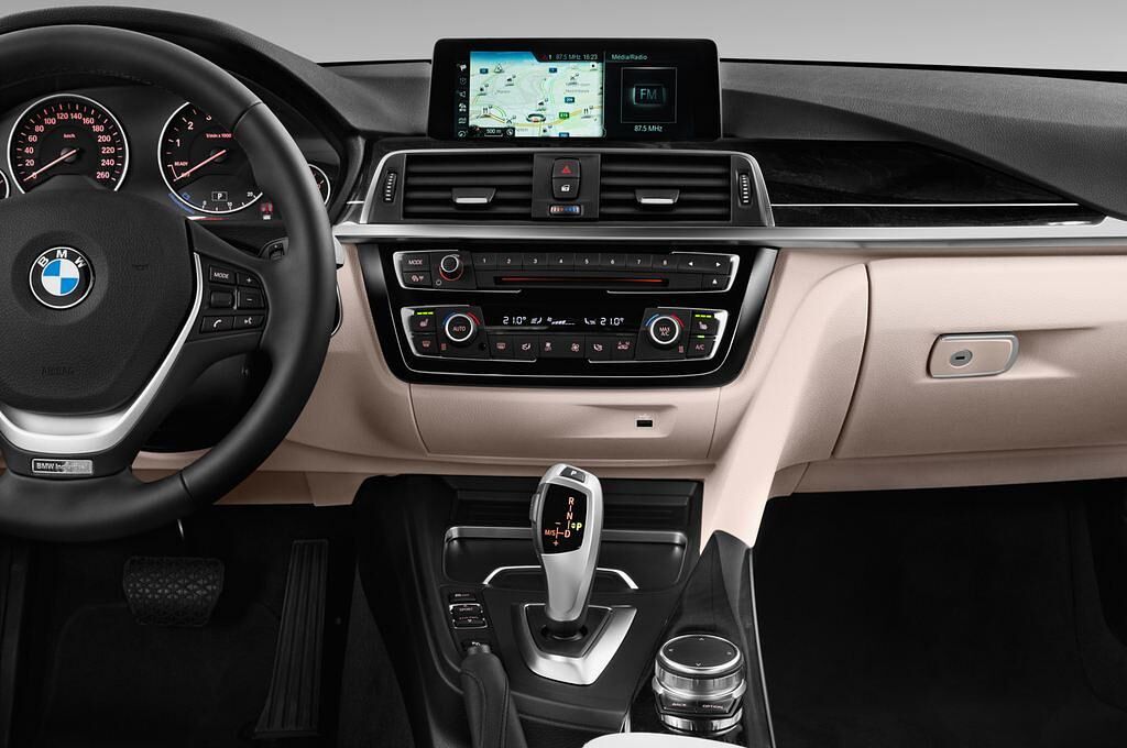 BMW 3 Series Touring (Baujahr 2017) Luxury Line 5 Türen Mittelkonsole