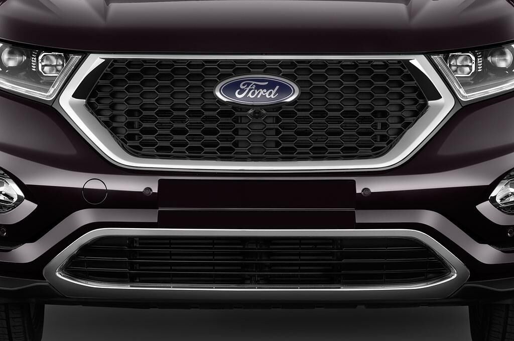 Ford Edge Vignale (Baujahr 2017) - 5 Türen Kühlergrill und Scheinwerfer