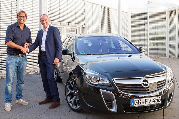 Jürgen Klopp nimmt von Opel-Boss Karl-Thomas Neumann seinen neuen Insignia OPC entgegen