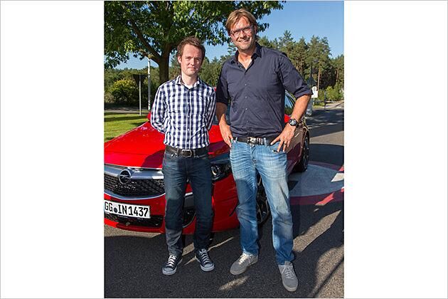 Unser Redakteur Matthias Naumann zusammen mit Jürgen Klopp am Opel-Testcenter in Dudenhofen