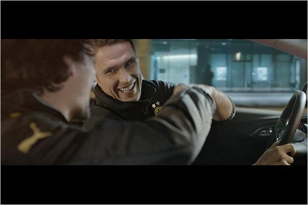 In verschiedenen Werbekampagnen werben Dortmunder Spieler (hier Mats Hummels und Sebastian Kehl) für die Autos aus Rüsselsheim