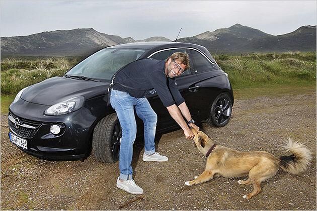 In seinem Sommerurlaub auf Sylt war der Erfolgscoach mit einem Opel Adam unterwegs