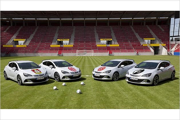 Opel sponsert darüber hinaus die Teams von Bayer Leverkusen, Mainz 05, Fortuna Düsseldorf und des SC Freiburg, wie hier mit Astra-OPC-Modellen samt entsprechenden Club-Logos symbolisiert wird