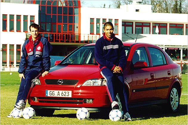 Das waren noch Zeiten: Mehmet Scholl und Giovane Elber mit einem Astra G, wie er von 1998 bis 2005 gebaut wurde