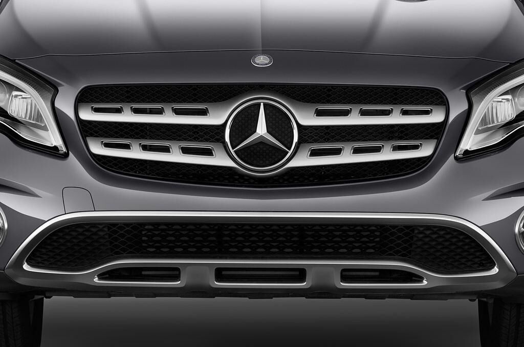 Mercedes GLA (Baujahr 2017) - 5 Türen Kühlergrill und Scheinwerfer