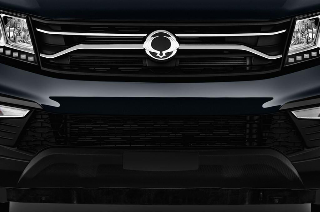 SsangYong Korando (Baujahr 2017) Quartz 5 Türen Kühlergrill und Scheinwerfer