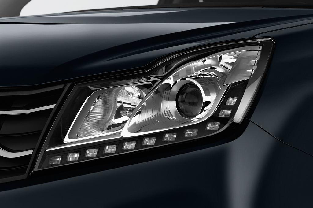 SsangYong Korando (Baujahr 2017) Quartz 5 Türen Scheinwerfer