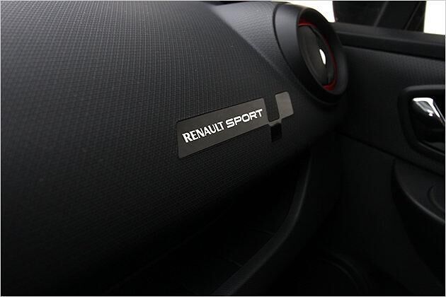 Auf dem Armaturenbrett findet sich der Name der Renault-Motorsportabteilung auch einmal ausgeschrieben