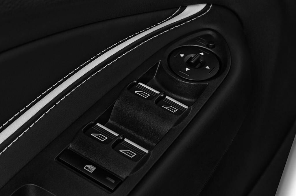 Ford Kuga Vignale (Baujahr 2017) - 5 Türen Bedienungselemente Tür