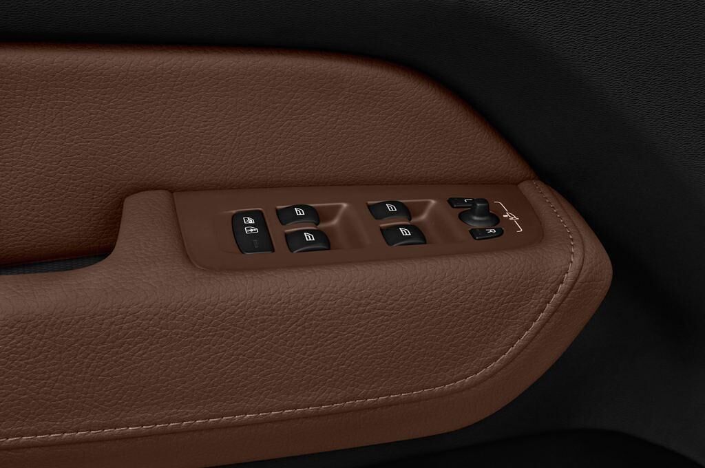 Volvo XC60 (Baujahr 2018) Momentum 5 Türen Bedienungselemente Tür