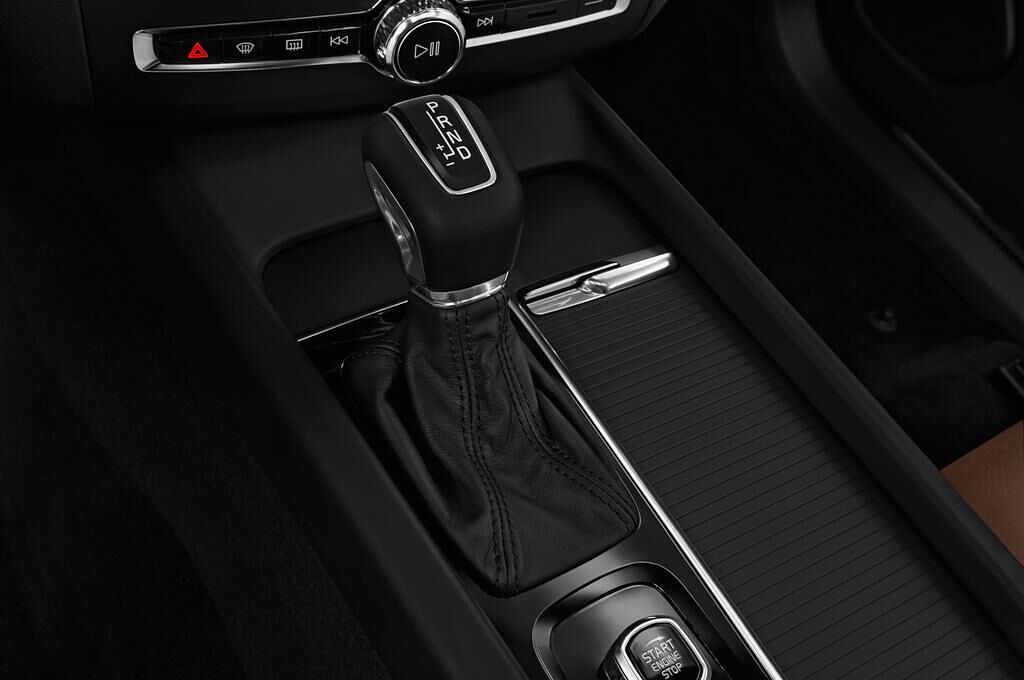 Volvo XC60 (Baujahr 2018) Momentum 5 Türen Schalthebel