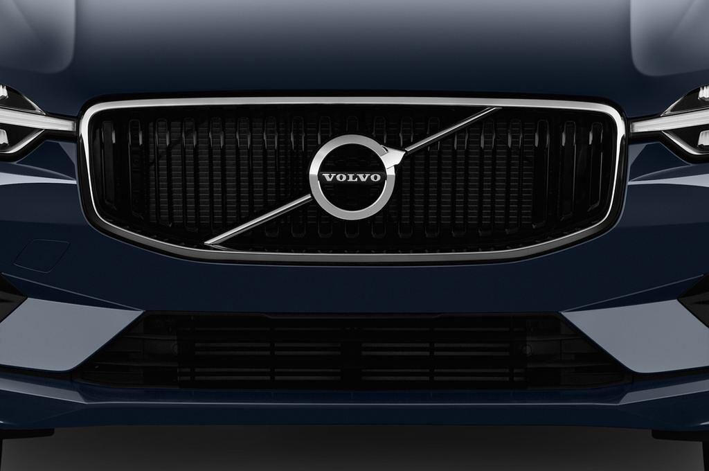 Volvo XC60 (Baujahr 2018) Momentum 5 Türen Kühlergrill und Scheinwerfer