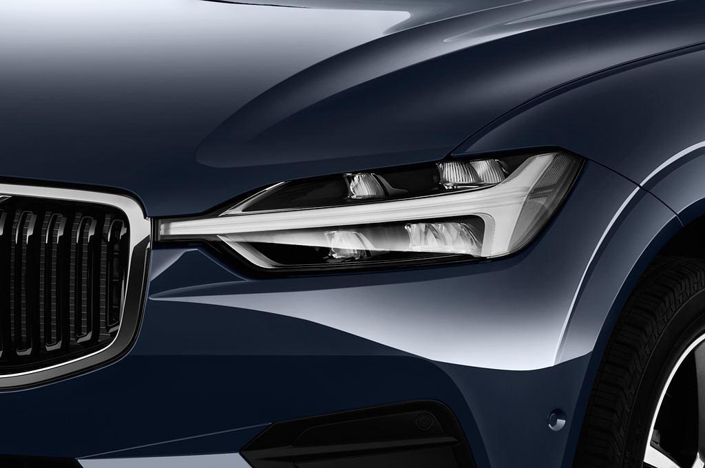 Volvo XC60 (Baujahr 2018) Momentum 5 Türen Scheinwerfer