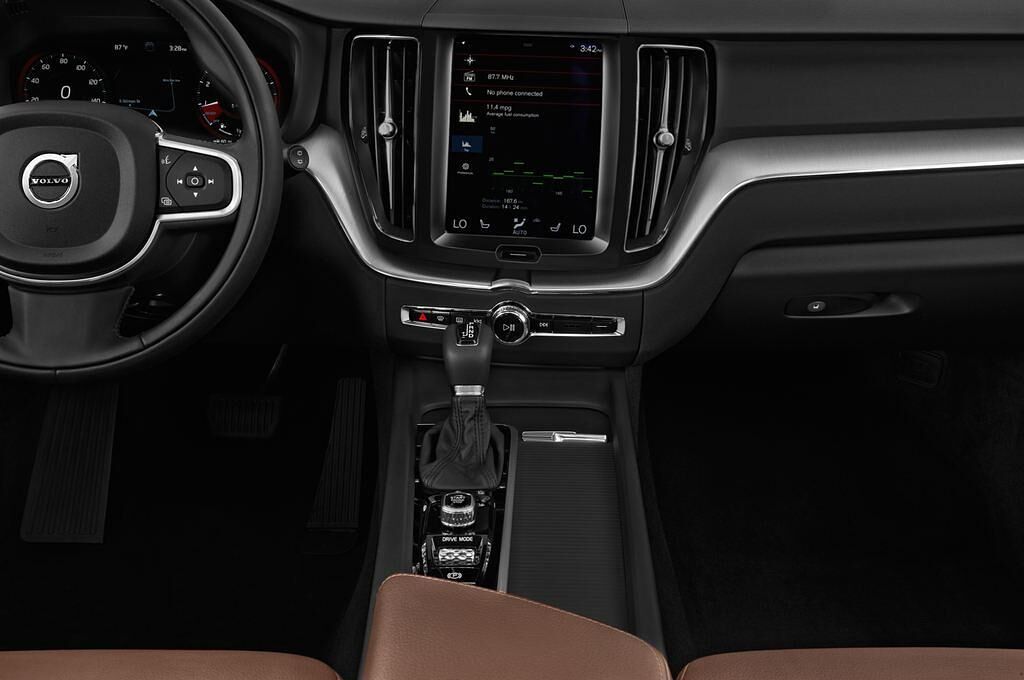 Volvo XC60 (Baujahr 2018) Momentum 5 Türen Mittelkonsole