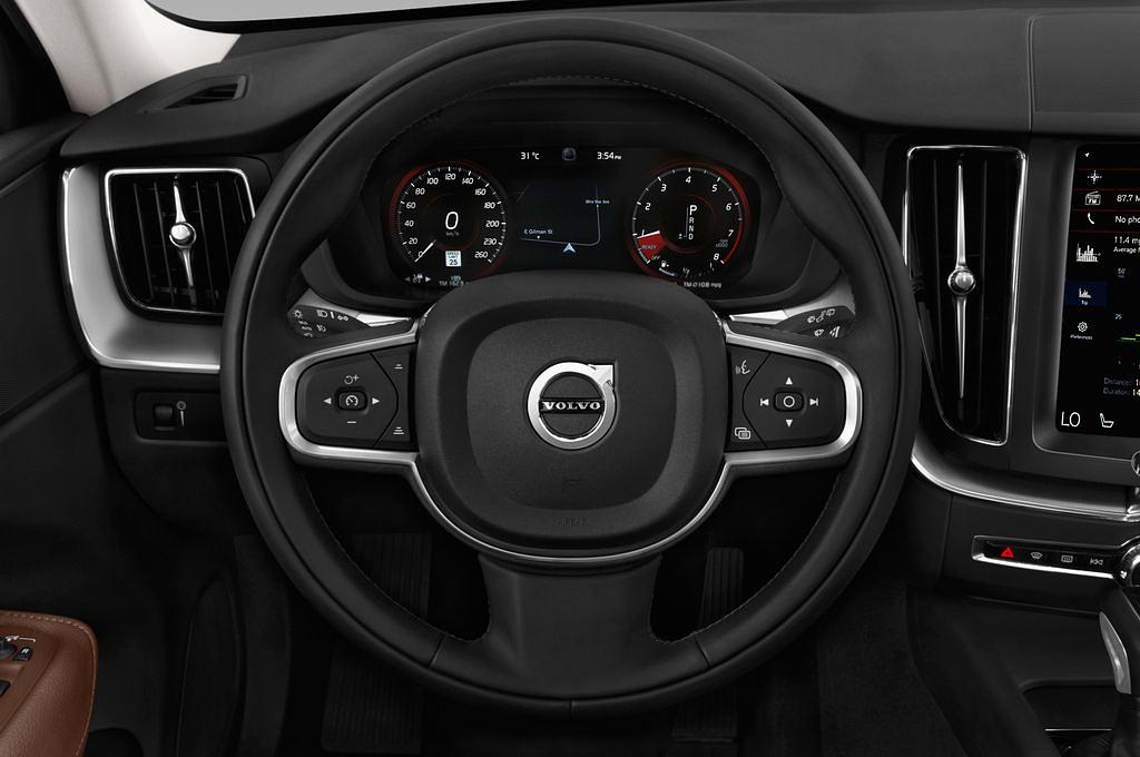 Volvo XC60 (Baujahr 2018) Momentum 5 Türen Lenkrad