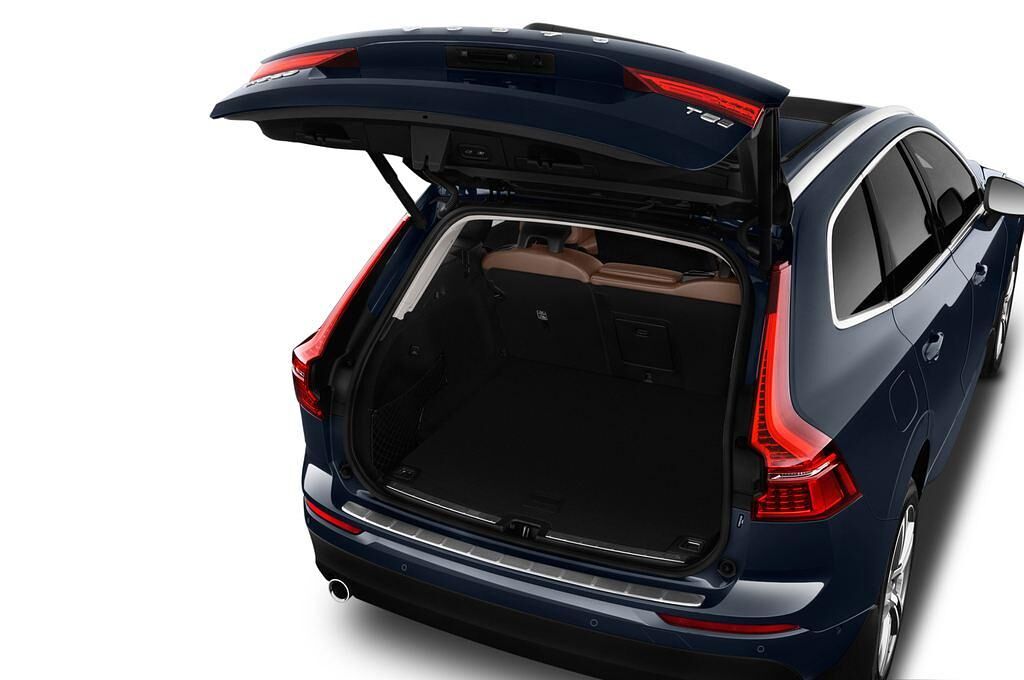 Volvo XC60 (Baujahr 2018) Momentum 5 Türen Kofferraum