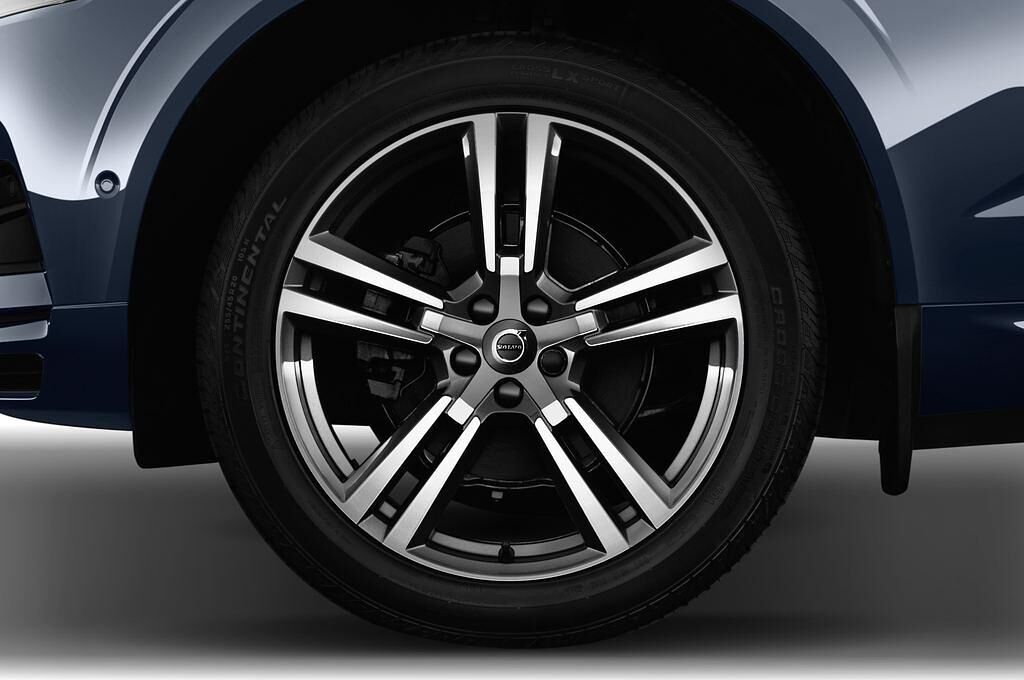 Volvo XC60 (Baujahr 2018) Momentum 5 Türen Reifen und Felge