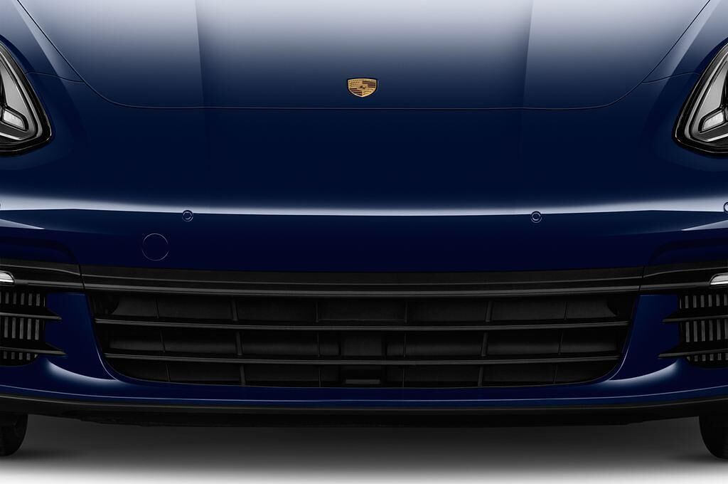 Porsche Panamera (Baujahr 2018) 4 E-Hybrid 4 Türen Kühlergrill und Scheinwerfer