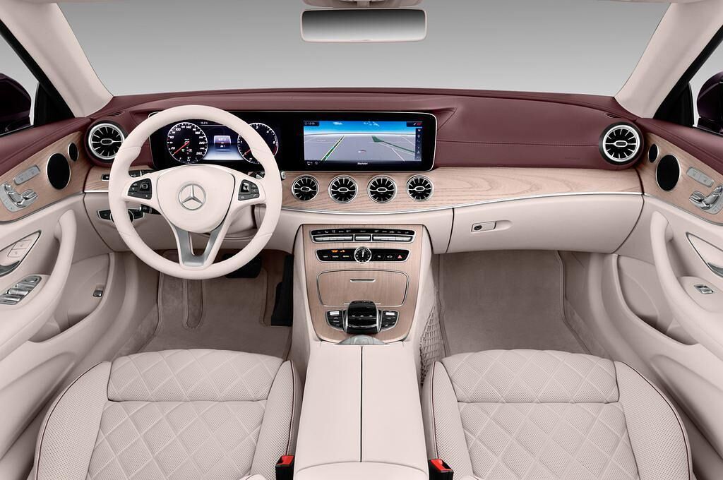 Mercedes E Class (Baujahr 2018) 25th Anniversary 2 Türen Cockpit und Innenraum