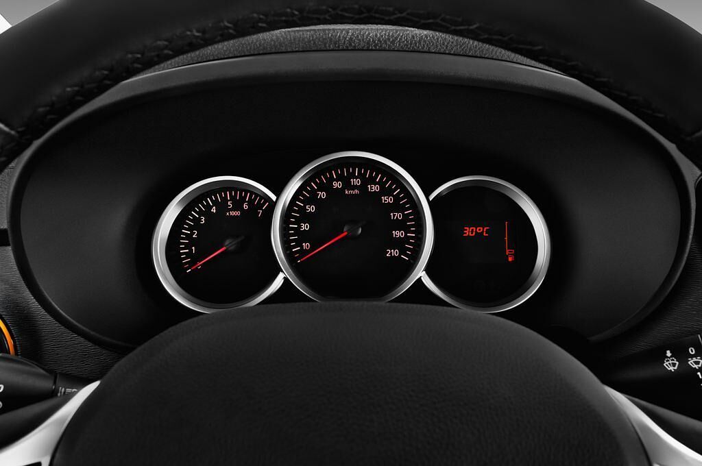 Dacia Dokker (Baujahr 2017) Stepway Celebration 5 Türen Tacho und Fahrerinstrumente