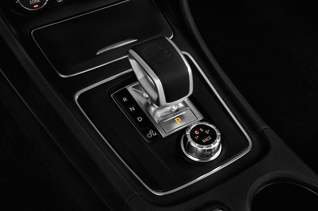 Mercedes GLA (Baujahr 2018) AMG 45 5 Türen Schalthebel