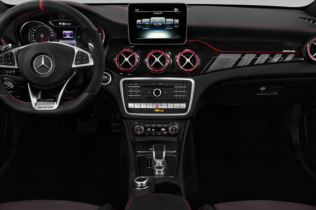 Mercedes GLA (Baujahr 2018) AMG 45 5 Türen Mittelkonsole