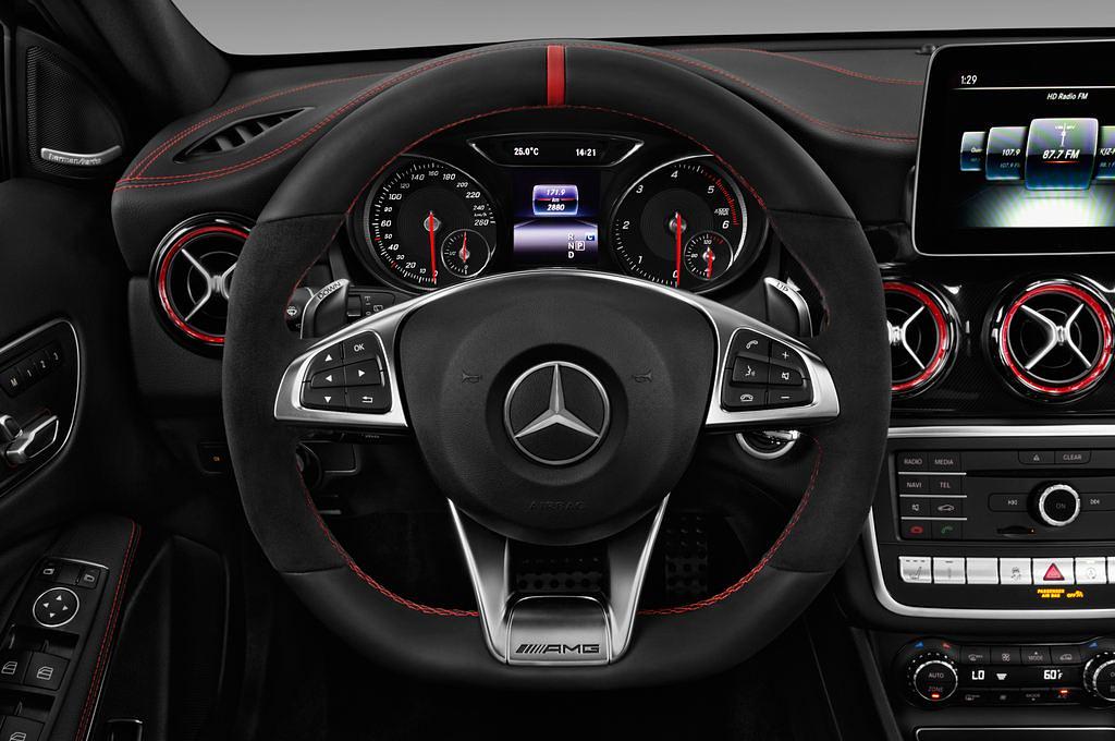 Mercedes GLA (Baujahr 2018) AMG 45 5 Türen Lenkrad