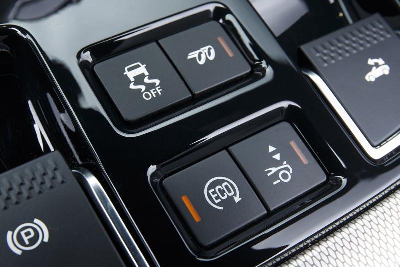 Rechts oben: Der Krawall-Knopf, der die Auspuffklappe öffnet