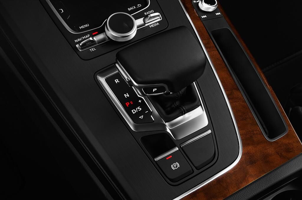 Audi Q5 (Baujahr 2018) Design 5 Türen Schalthebel