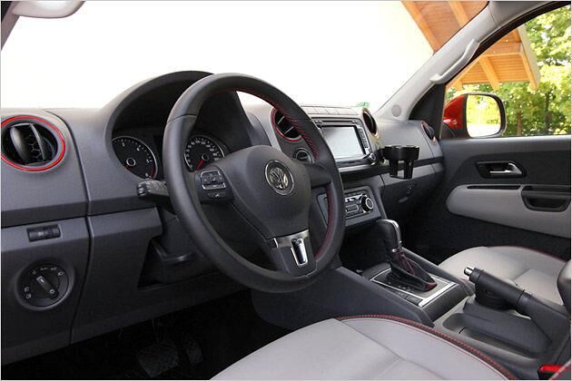 Das Cockpit erinnert auf den ersten Blick eher an den VW Golf als an ein Nutzfahrzeug