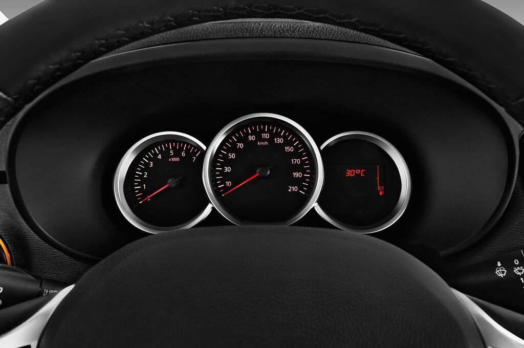 Dacia Lodgy (Baujahr 2018) Stepway 5 Türen Tacho und Fahrerinstrumente