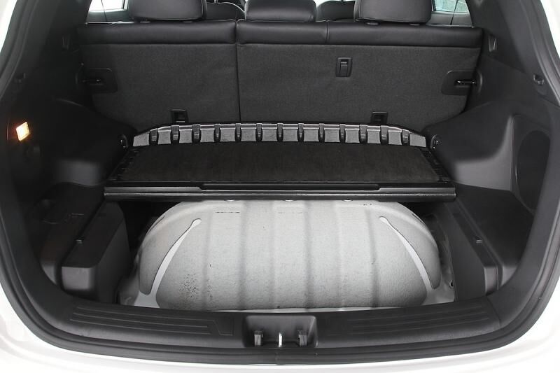 Die Tanks des Hyundai ix35 Fuel Cell befinden sich unter dem Kofferraum