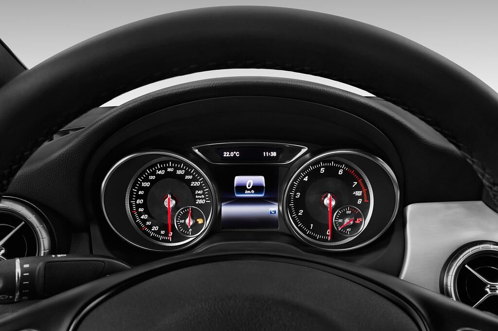 Mercedes CLA Coupe (Baujahr 2018) Urban 4 Türen Tacho und Fahrerinstrumente