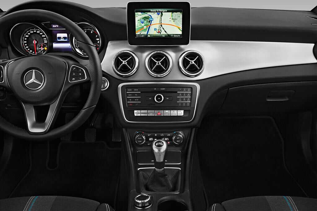 Mercedes CLA Coupe (Baujahr 2018) Urban 4 Türen Mittelkonsole