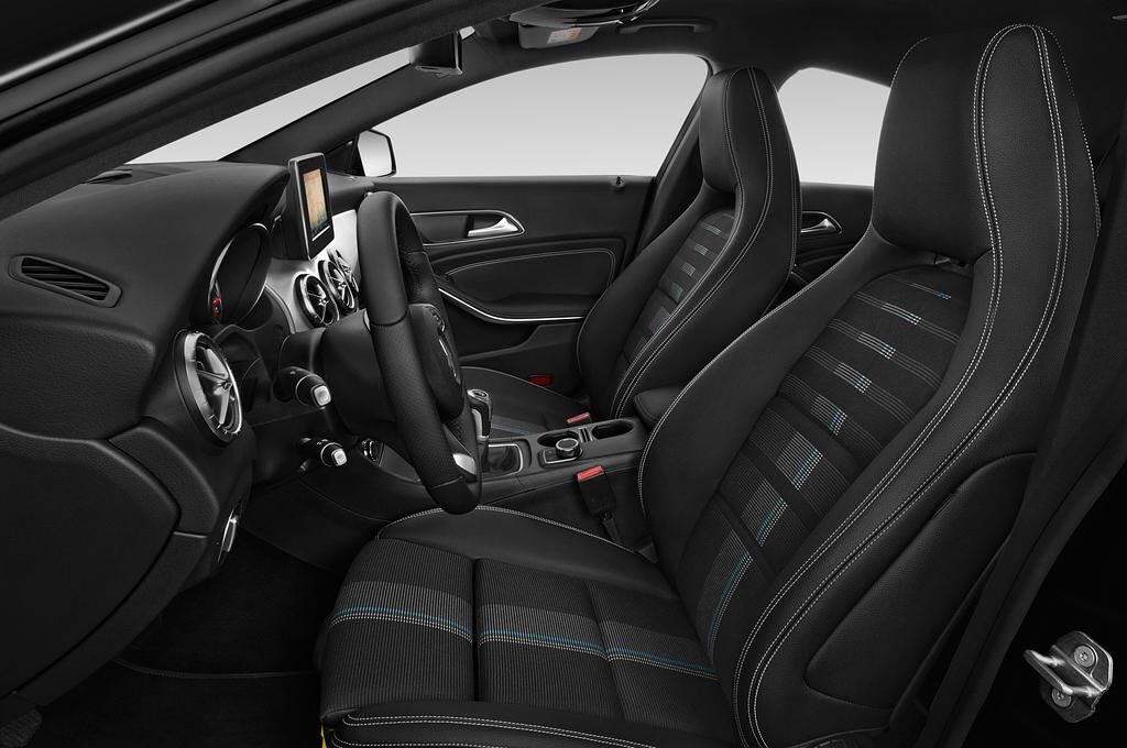 Mercedes CLA Coupe (Baujahr 2018) Urban 4 Türen Vordersitze