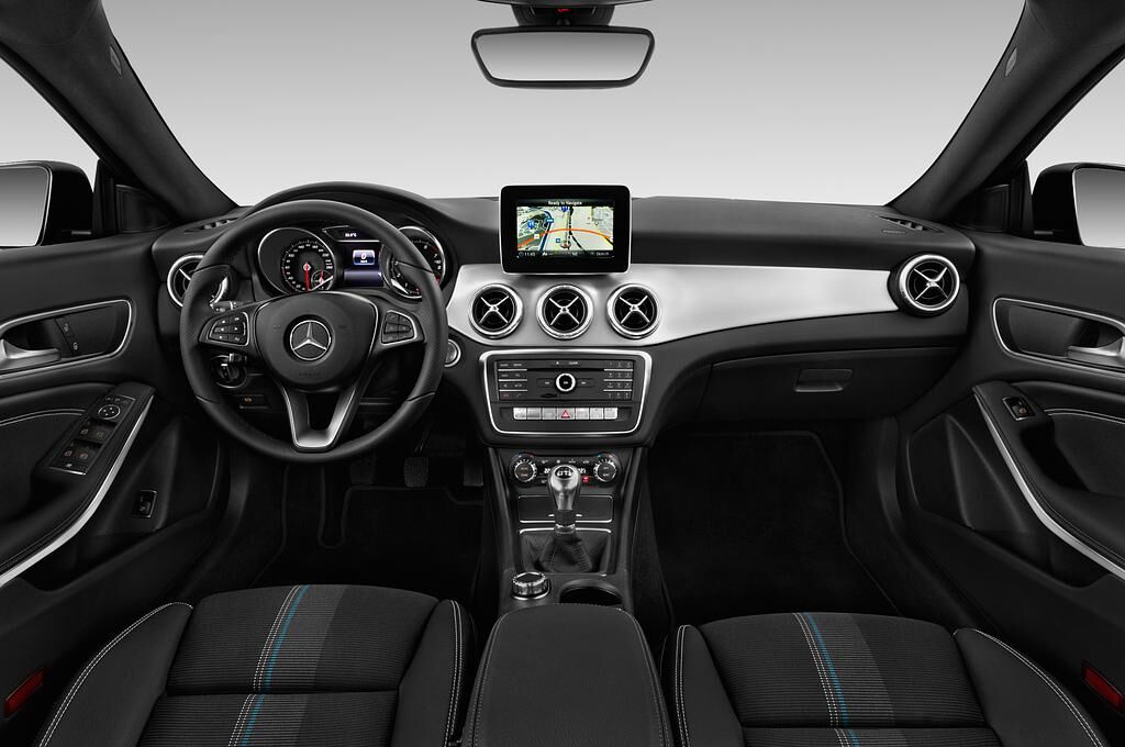 Mercedes CLA Coupe (Baujahr 2018) Urban 4 Türen Cockpit und Innenraum