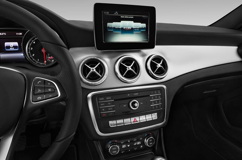 Mercedes CLA Coupe (Baujahr 2018) Urban 4 Türen Radio und Infotainmentsystem