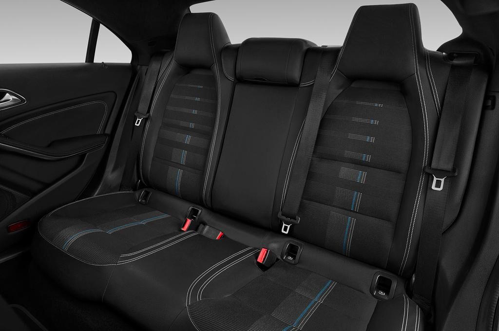 Mercedes CLA Coupe (Baujahr 2018) Urban 4 Türen Rücksitze