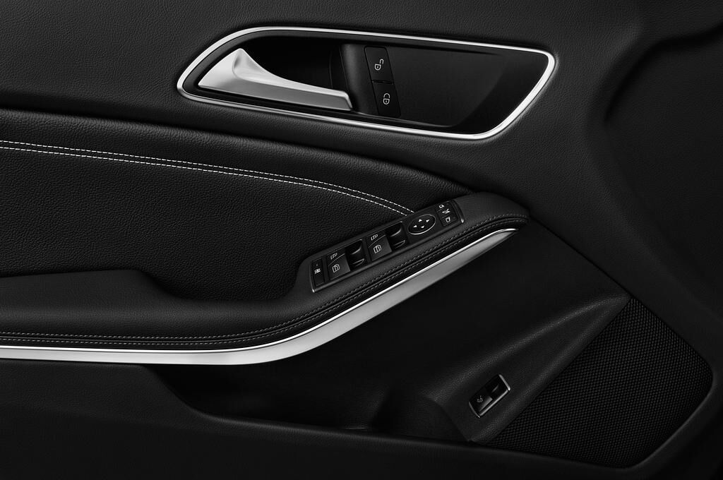 Mercedes CLA Coupe (Baujahr 2018) Urban 4 Türen Bedienungselemente Tür