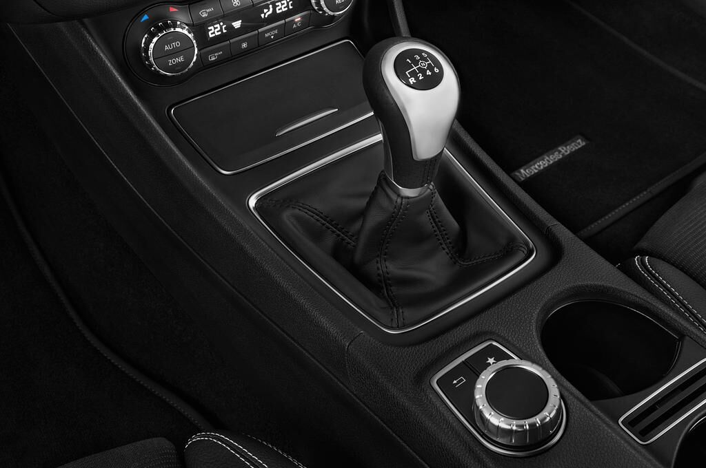 Mercedes CLA Coupe (Baujahr 2018) Urban 4 Türen Schalthebel