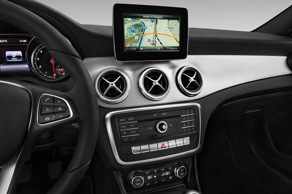 Mercedes CLA Coupe (Baujahr 2018) Urban 4 Türen Temperatur und Klimaanlage